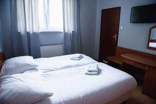 Отель Hotel Turkovia Турек Двухместный с 1 кроватью или 2 отдельными кроватями и душем-1